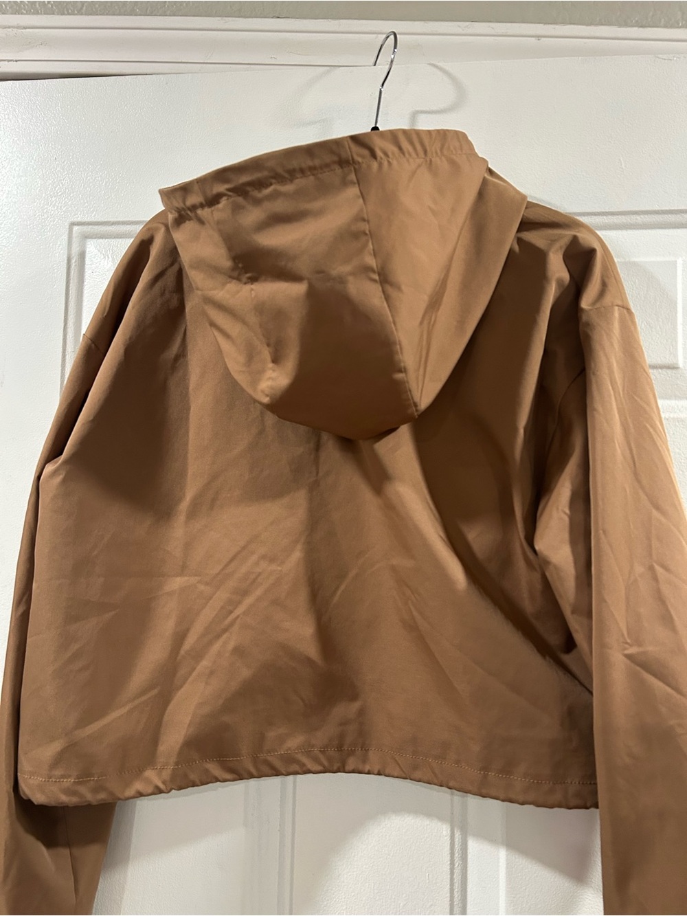 Aritzia Babaton Wilde Jacket
Slick matte twill hooded windbreaker - Picture 5 of 11